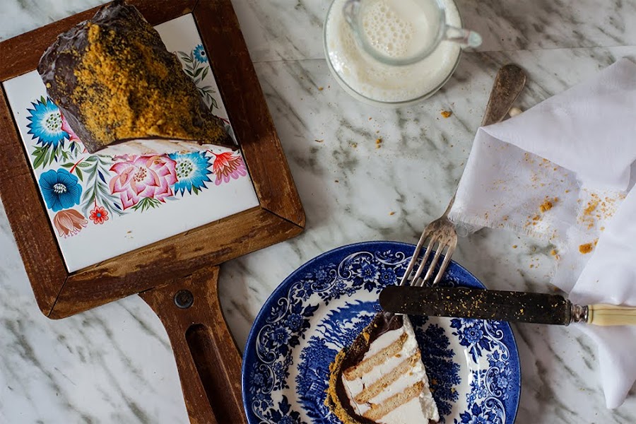 Tarta helada de nata (crema de leche) y galletas