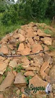 Pedra para piso de pedra, tipo pedra moledo com espessura entre 10 cm a 15 cm.