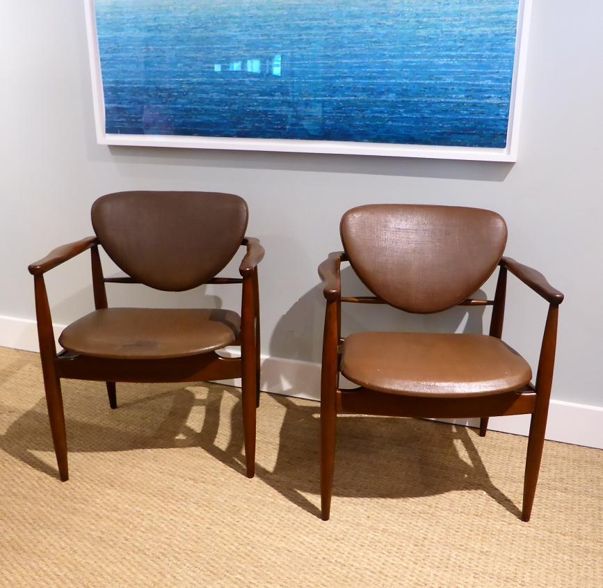 Michael Thomas Pair Of Danish Modern Chairs For John Stuart Pair Of Danish Modern Chairs For John Stuart