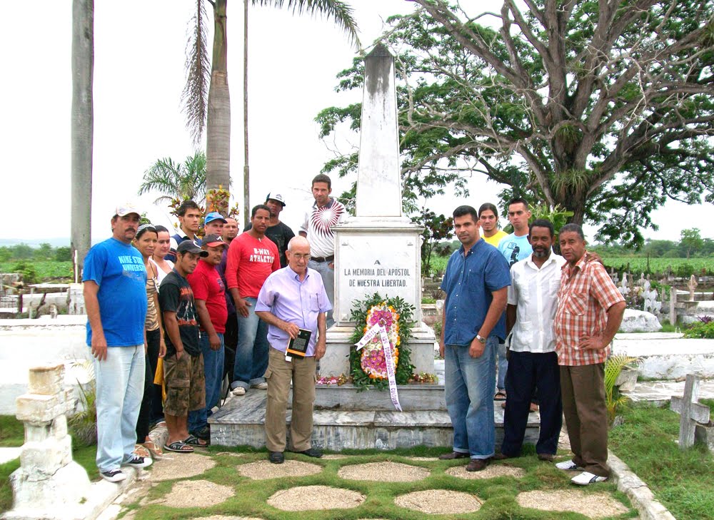 Personalidades de Contramaestre  ante  Obelisco a José Martí en Remanganaguas.