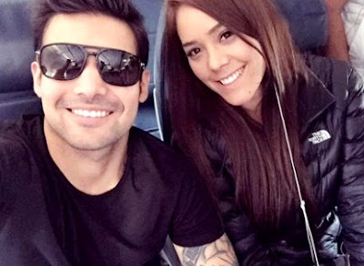 Karen Schwarz y Ezio Oliva Foto de Ezio Oliva y Karen Schwarz viajando en transporte