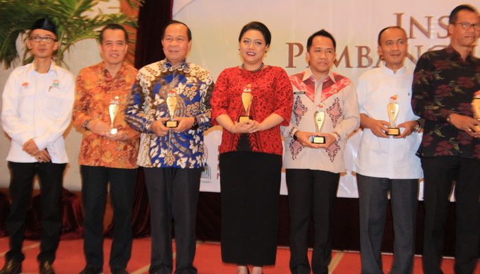 Bupati Tabanan Raih Penghargaan dari Pusaka Negara Sebagai  Inspirator Pembangunan Daerah