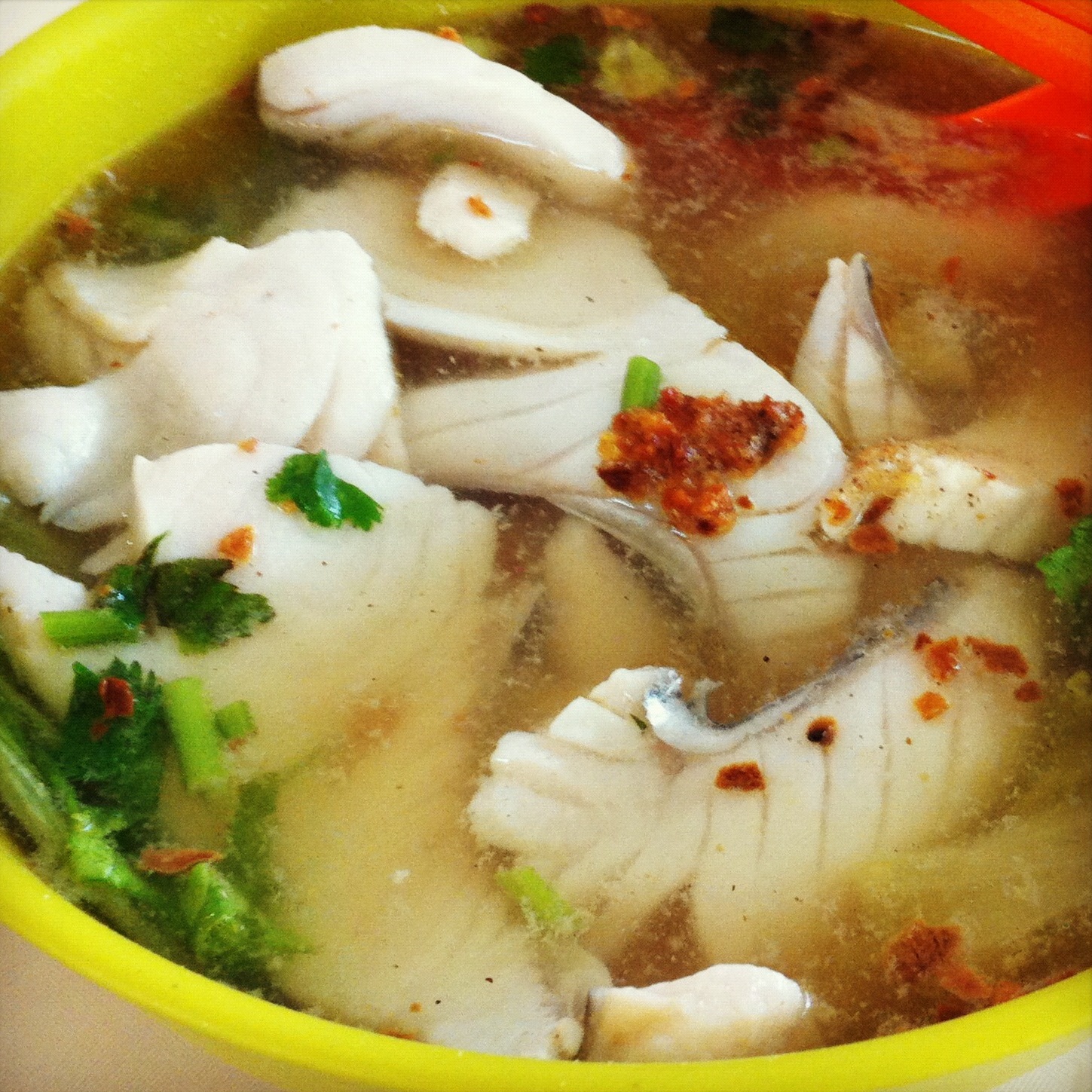 Рыбный суп с овощами. Суп из трески. Суп с треской. Суп из рыбного филе. Суп из рыбного филе.