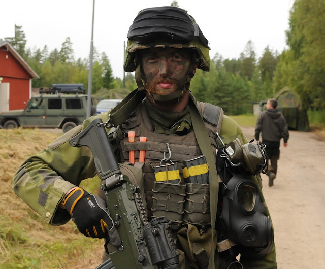 Söker militär