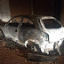 Carro pega fogo no início da madrugada de domingo (17), em Barreiras