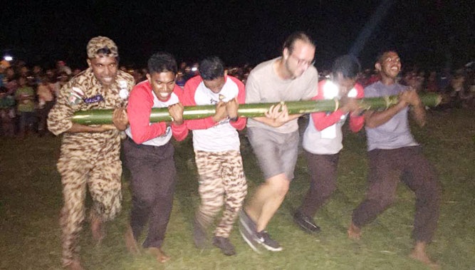 Pertunjukan Budaya Semarakkan Penutupan Jambore Pramuka Haruku Ambon, Malukupost.com - Pertunjukan seni budaya daerah Maluku menyemarakkan penutupan kegiatan Jambore Gerakan Pramuka Kwartir Ranting Pulau Haruku, Kwarcab Maluku Tengah, Kwarda Maluku, di Desa Pelauw, Kabupaten Maluku Tengah, Jumat (26/1) malam. Digelar di Lapangan Hijau Desa Pelauw, Kecamatan Pulau Haruku, pertunjukan seni budaya, berupa tari-tarian tradisional ditampilkan oleh para anggota Penggalang Gerakan Pramuka dari Kabupaten Maluku Tengah dan Seram Bagian Barat (SBB). Di bawah penerangan sinar bulan, mereka menampilkan sejumlah tarian, seperti maku-maku, dansa tali, tari obor, sawat, cakalele dan lainnya.