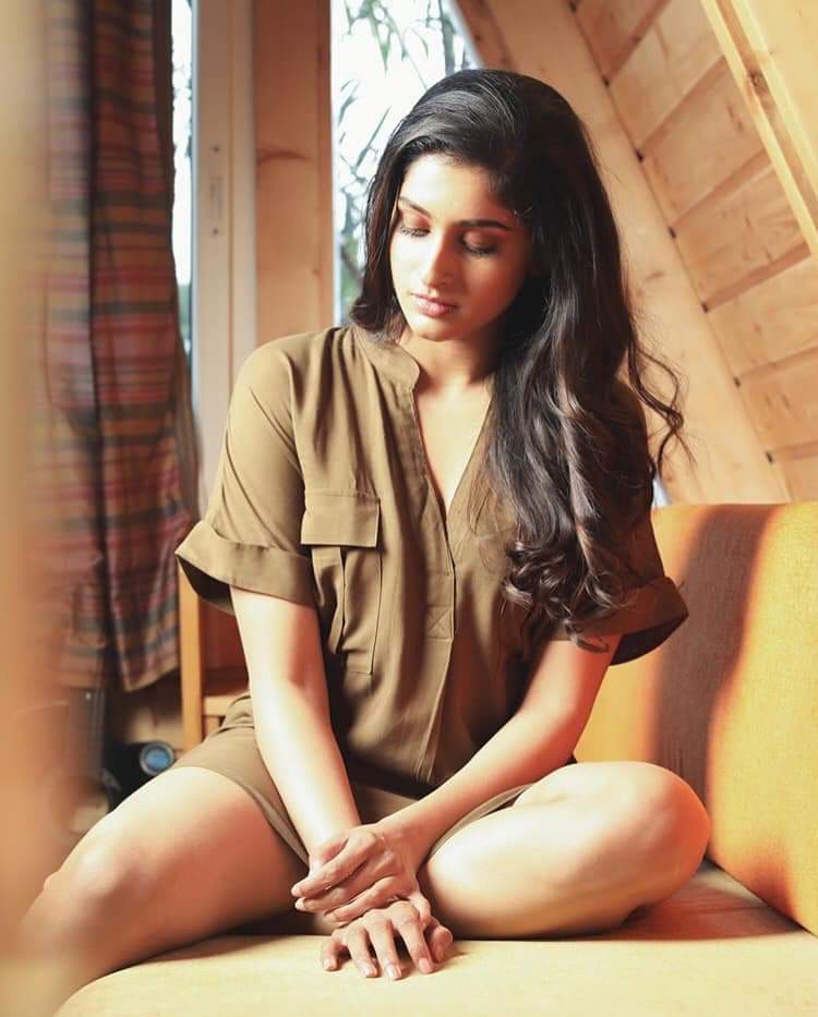 Actress Tanya Ravichandran New Hot Pics