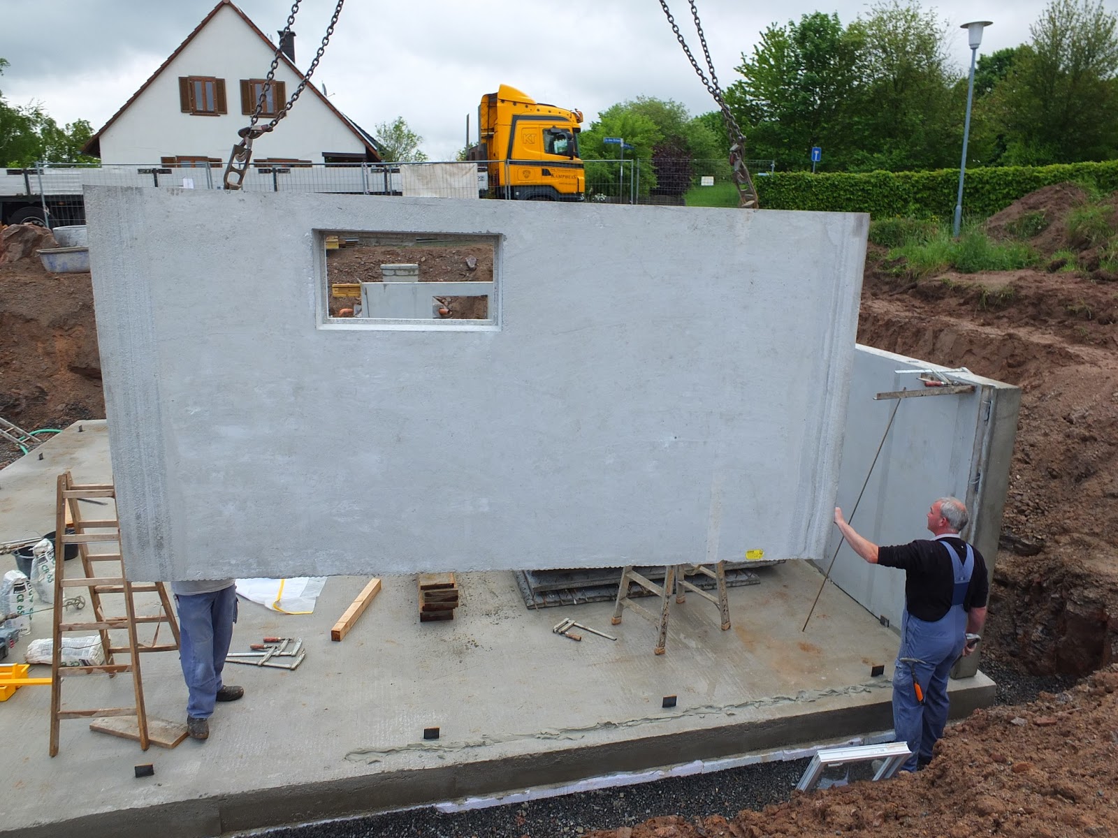 Bautagebuch Hassenroth: Keller Teil 2, Stellen der Keller-Außenwände