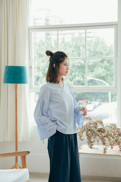 小屋夢鏡v領造型袖上衣-天空藍