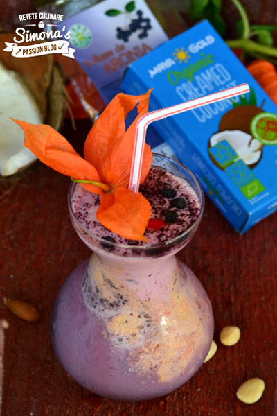 Smoothie cu aronia, crema de cocos, physalis si fructe de coarne