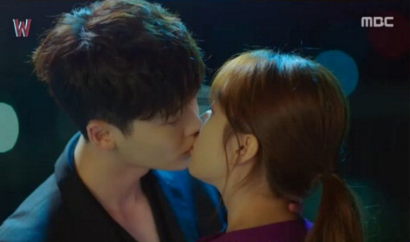Kenangan Manis 3 Kiss Terbaik Pilihan Lee Jong Suk dan Han Hyo Joo di 'W-Two Worlds' Lee Jong Suk dan Han Hyo Joo di 'W-Two Worlds' Kenangan Manis 3 Kiss Terbaik Pilihan