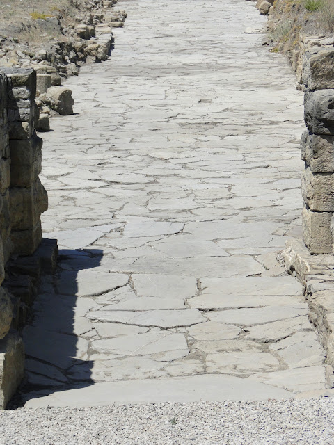 Antigua calzada romana de grandes losas planas de piedra.