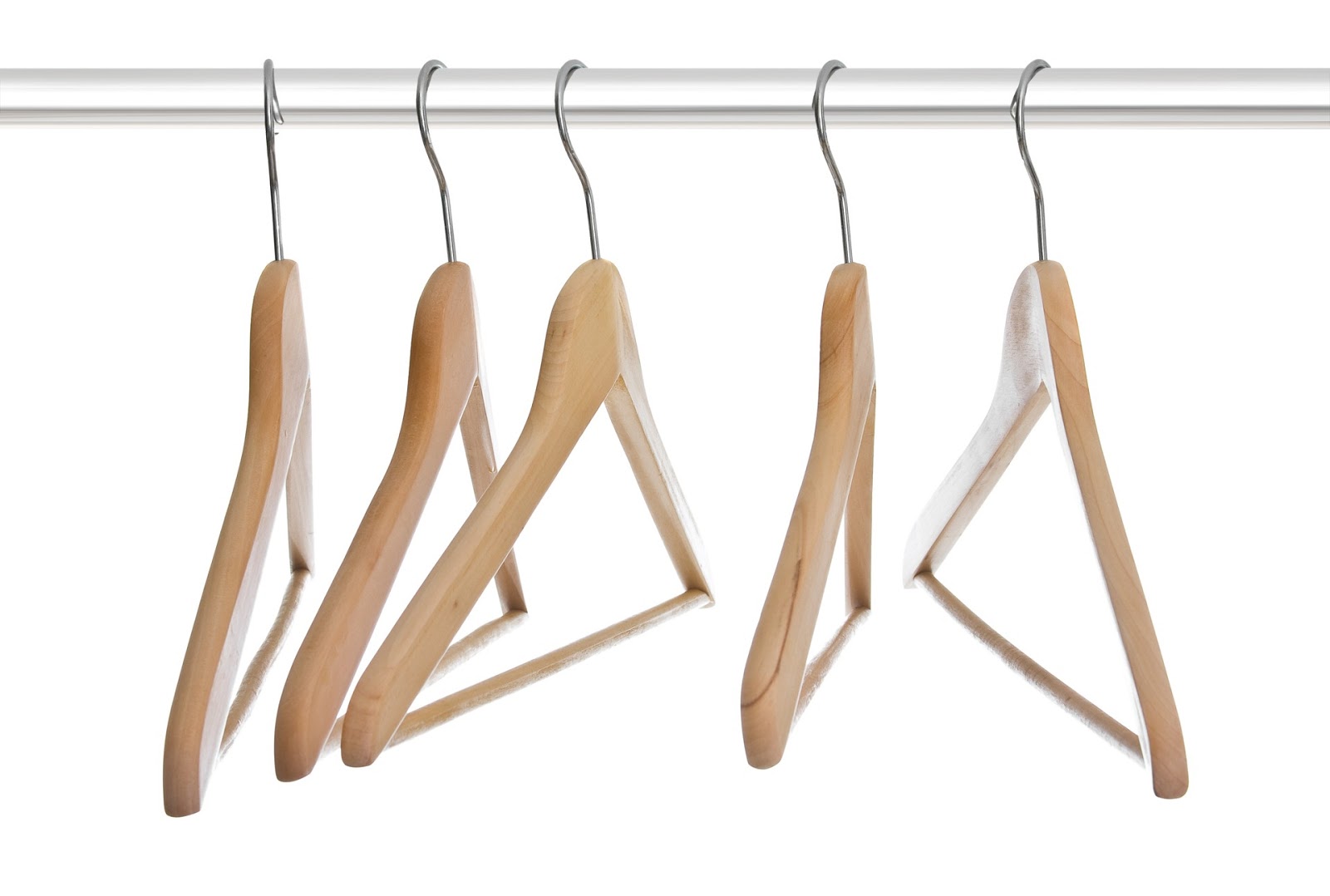 Cabides: aprenda a usar o certo | MODA&EU