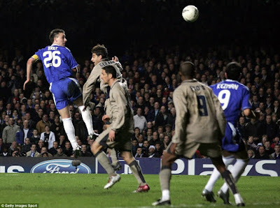 John Terry mencetak gol ke gawang Barcelona