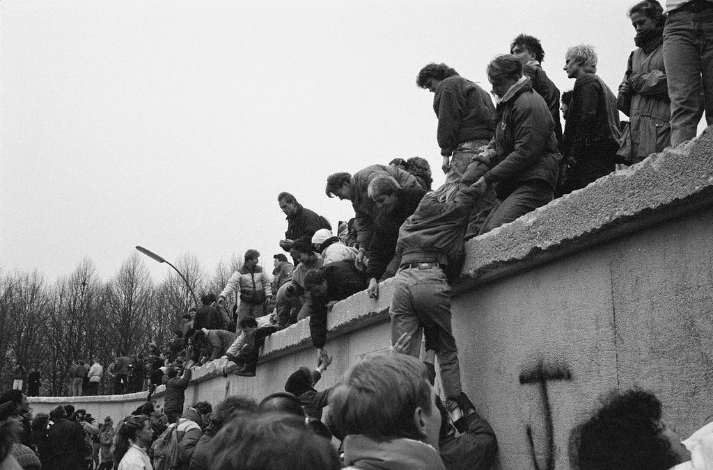 30 Amazing Photos of the Fall of the Berlin Wall from 25 Years Ago