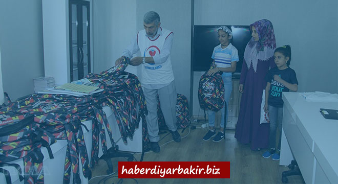 Weqfê Yetîman ji hezar zarokên yetîm re alîkariya kirtasiyê kir Weqfê Yetîman ji hezar zarokên yetîm re alîkariya kirtasiyê kir