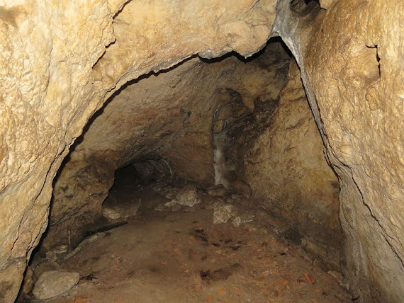Jaskinie wzgórza Ostrężnik. jaskinia