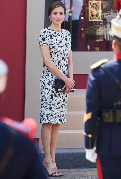 Queen Letizia wore Carolina Herrera Parrot Tulip Fil Coupe Sheath Dress and sandals, Letizia carried Carolina Herrera Clutch bag