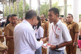 Pemkot Ambon Serahkan e-KTP Bagi Siswa Usia 17 Tahun 1 kasih KTP oke