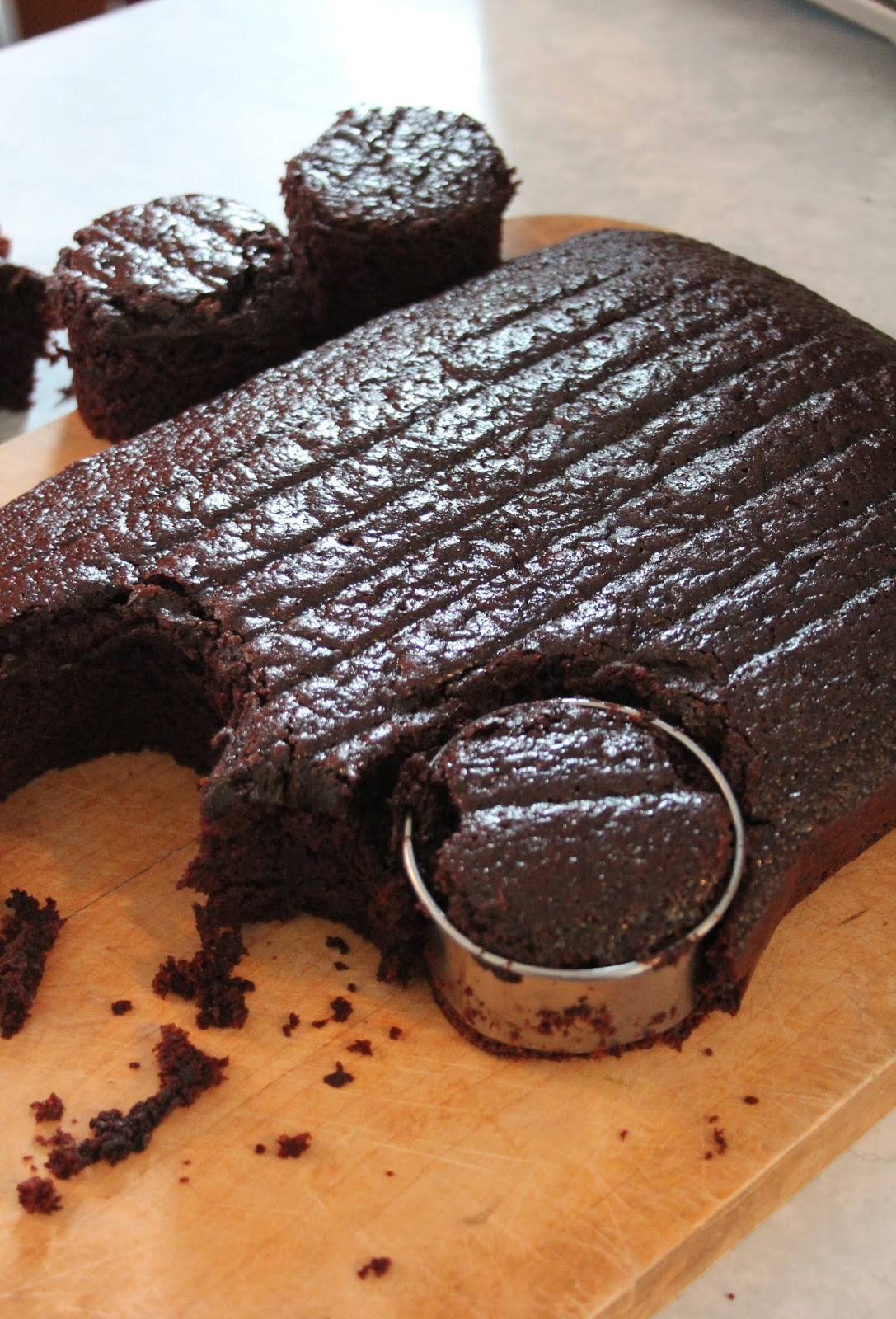 Jo and Sue Valentine's Cake In A Can