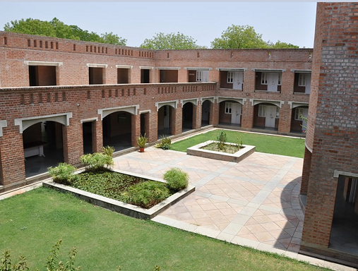 EDII collaborates with University of East London for social entrepreneurship education in India EDII collaborates with University of East London for social entrepreneurship education in India