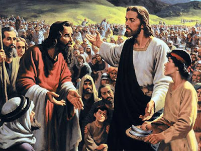 Resultado de imagen para En aquel tiempo, se fue Jesús a la otra ribera del mar de Galilea, el de Tiberíades, y mucha gente le seguía porque veían las señales que realizaba en los enfermos. Subió Jesús al monte y se sentó allí en compañía de sus discípulos. Estaba próxima la Pascua, la fiesta de los judíos. Al levantar Jesús los ojos y ver que venía hacia Él mucha gente, dice a Felipe: «¿Dónde vamos a comprar panes para que coman éstos?».