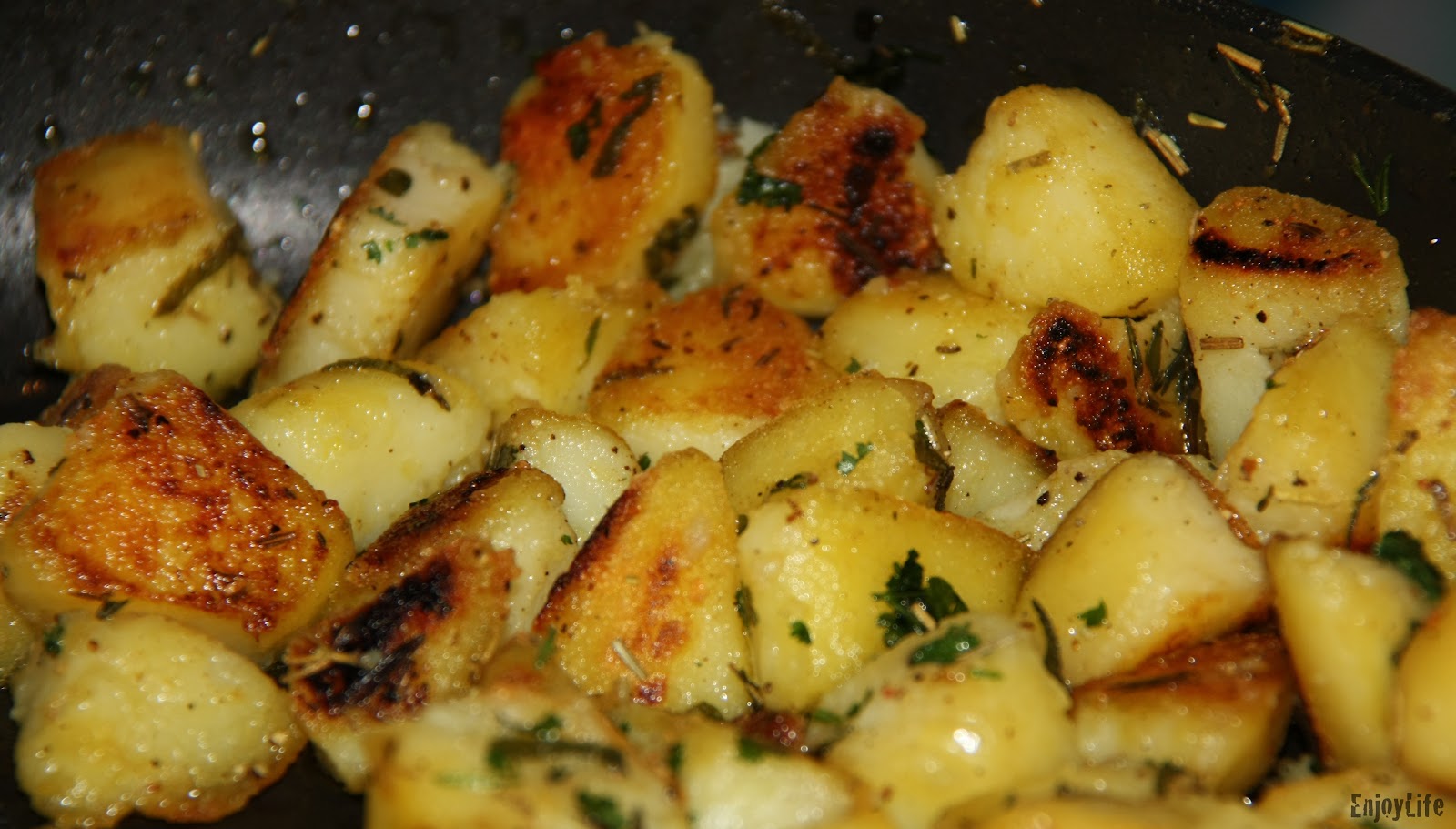 lifestyle.health.food: Tomate-Mozzarella-Schnitzel mit Kräuterkartoffeln