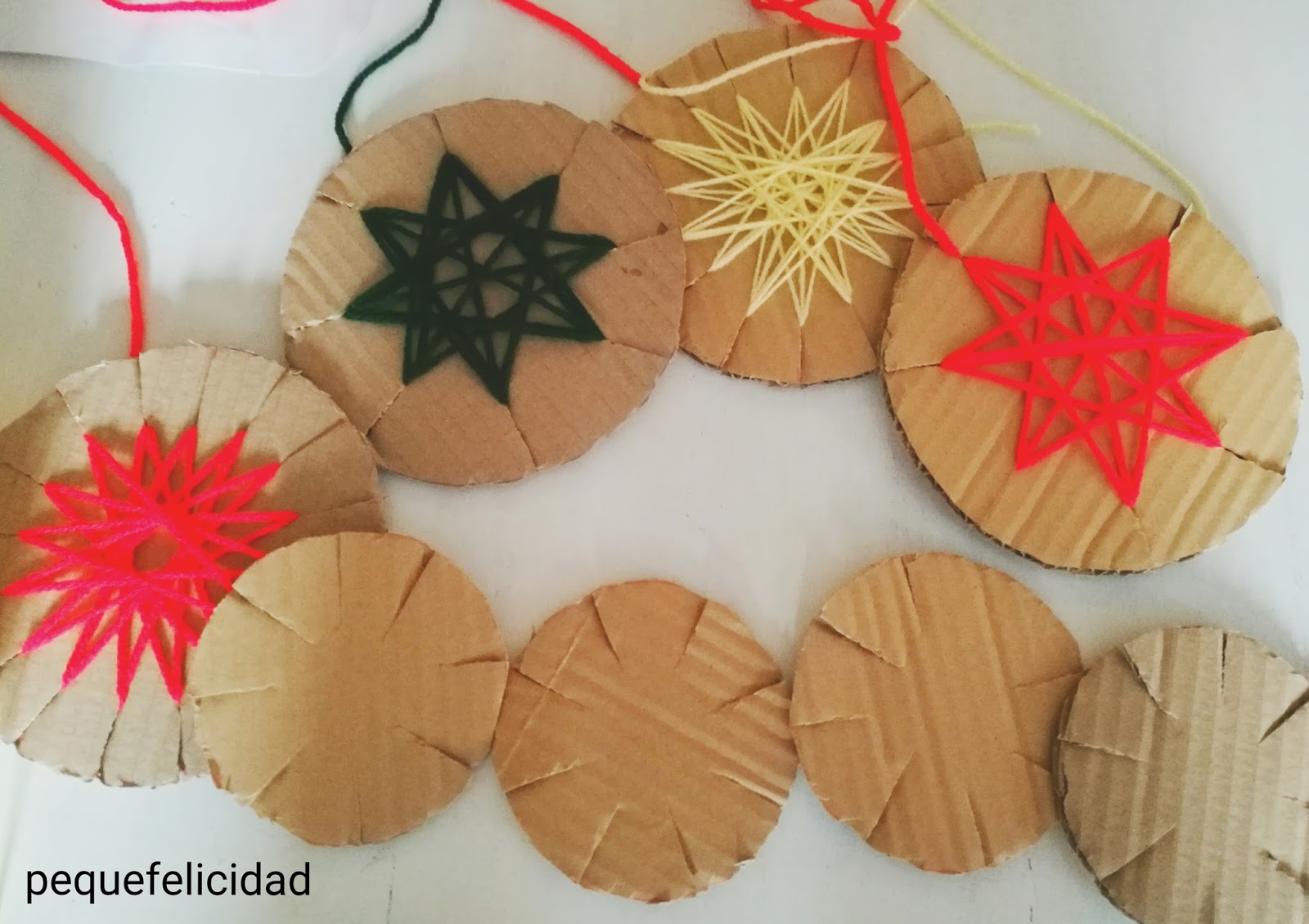 PEQUEfelicidad ADORNOS NAVIDEÑOS DIY CON CARTÓN Y LANA PEQUEfelicidad ADORNOS NAVIDEÑOS DIY CON CARTÓN Y LANA
