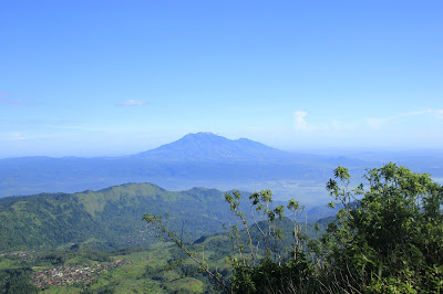 Gunung Ungaran dari Gunung Telomoyo