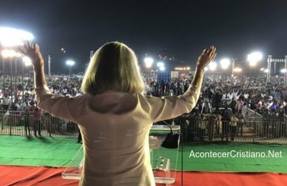 Hija de Billy Graham predica ante 500 mil personas en la India Hija de Billy Graham en la India