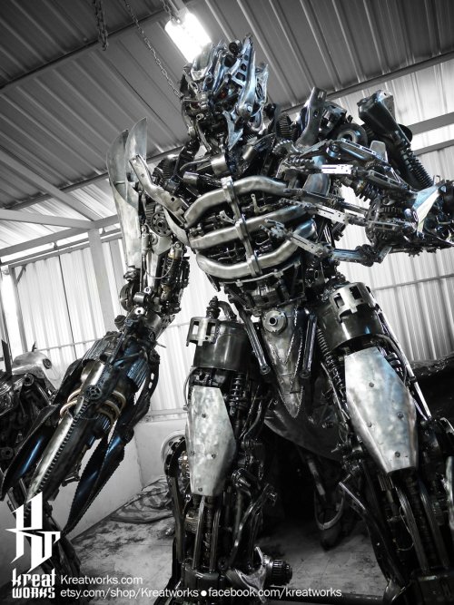 As incríveis esculturas de metal reciclado com aliens, predadores e outros, de Kreatworks Kreatworks arte esculturas de metal lixo reciclado ferro-velho steampunk aliens predador exterminador preto e branco
