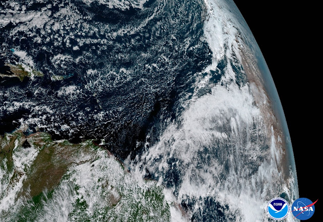 Vùng không khí khô xuất phát từ sa mạc Sahara. Hình ảnh: NOAA/NASA. Vùng không khí khô xuất phát từ sa mạc Sahara. Hình ảnh: NOAA/NASA.