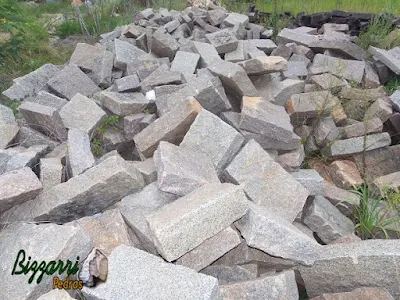Monte de pedra folheta de vários tamanhos para construção de escada de pedra.
