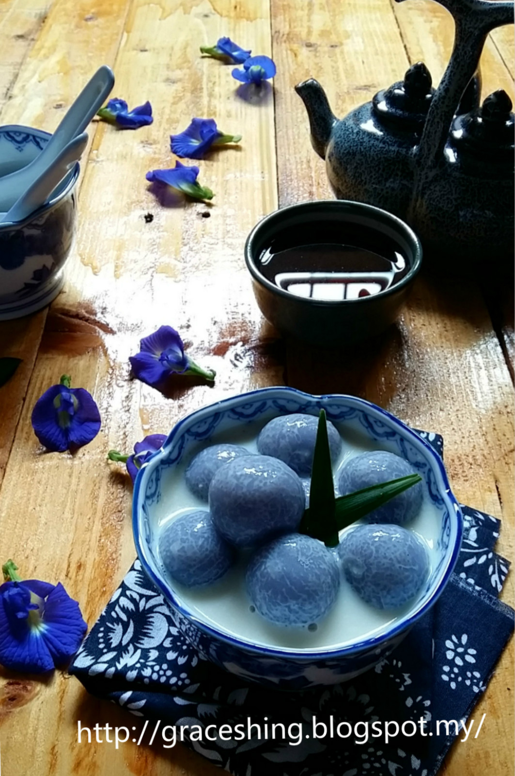 Grace's Blog 欣语心情 蓝花豆浆汤圆 (黑芝麻馅) Blue Pea Flower Glutinous Rice Balls