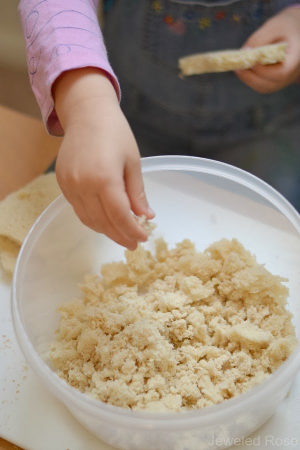 Make bread clay for kids using this easy recipe. #breadclay #breadclayrecipe #breaddough #playdoughrecipe #clayrecipeforkids #growingajeweledrose