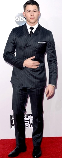 Nick Jonas Foto de Nick Jonas al terno