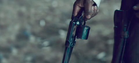 Roland Deschain (Idris Elba) recargando su pistola en La Torre Oscura - Cine de Escritor Roland Deschain (Idris Elba) recargando su pistola en La Torre Oscura - Cine de Escritor