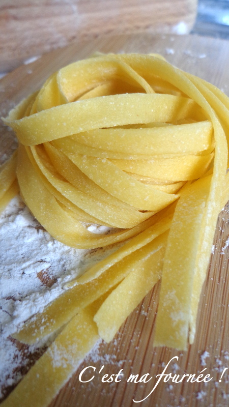 Délicieuses pâtes jaunes gros plan sur une plaque blanche