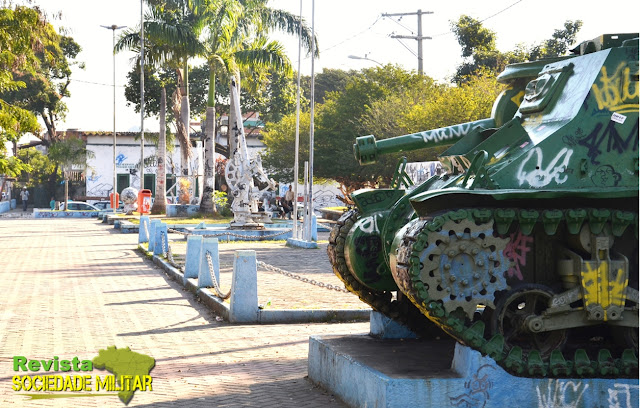 Tanque de guerra T3 Lee na praça em São Gonçalo