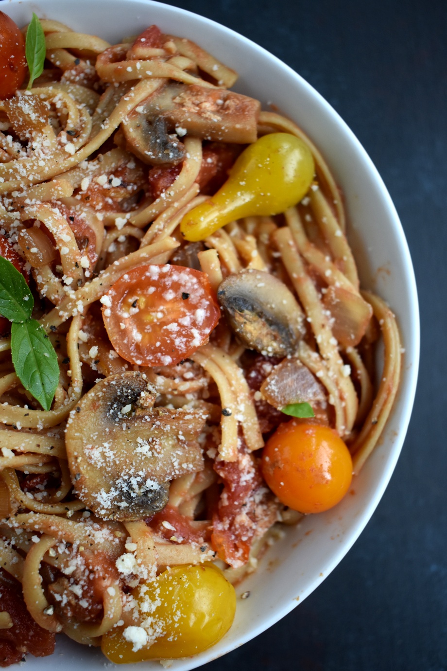 Spicy Creamy Tomato Basil Pasta features a creamy, spicy tomato basil sauce made with Greek yogurt, parmesan and fresh cherry tomatoes and sauteed mushrooms! www.nutritionistreviews.com