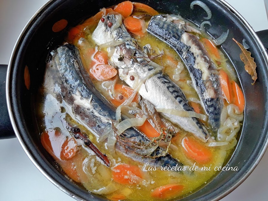 Caballas escabechadas en vino blanco