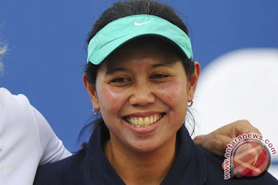  Biografi Yayuk Basuki  Biodata  Nama : Nany Rahayu Basuki Suharyadi (Yayuk Basuki)   Lahir : Yogyakarta 30 November 1970   Tinggi 164 cm (5 kaki 4 inci)   Berat 56 kg   Karir profesional 1990–2004      Biografi    Yayuk Basuki, petenis terbaik yang pernah dimiliki oleh Indonesia ini menorehkan tinta emasnya di dunia tenis internasional. Sepanjang kariernya, Yayuk pernah mencatat kemenangan melawan petenis-petenis terbaik dunia. Sebut saja, Martina Hingis, Amelie Mauresmo, Lindsay Davenport, Gabriela Sabatini, Anke Huber, Iva Majoli, Anna Kournikova, dan Mary Pierce. Kemenangan terbaiknya adalah pada saat berhasil mengalahkan Iva Majoli yang merupakan juara French Open pada saat itu. Yayuk mewakili Indonesia pada Olimpiade 1988, 1992, 1996, dan 2000. Prestasi tertingginya di olimpiade adalah di Barcelona 1992 saat ia berhasil mencapai babak ketiga mengalahkan Mercedes Paz dan Mary Pierce. Yayuk kecil sejak berusia lima tahun sudah bertekad ingin menjadi petenis tingkat dunia. Budi Basuki, ayahnya, terakhir menjadi anggota polisi di Purwokerto, Jawa Tengah dan ibunya, Sutini, memperkenalkan Yayuk pada tenis sekaligus melatihnya. Umur 13 tahun, Yayuk, anak kelima dari lima bersaudara ini bernaung di sebuah klub tenis di Ragunan, Jakarta, hingga tahun 1989. Ia kemudian ditangani beberapa pelatih secara bergantian, tapi yang paling besar jasanya baginya