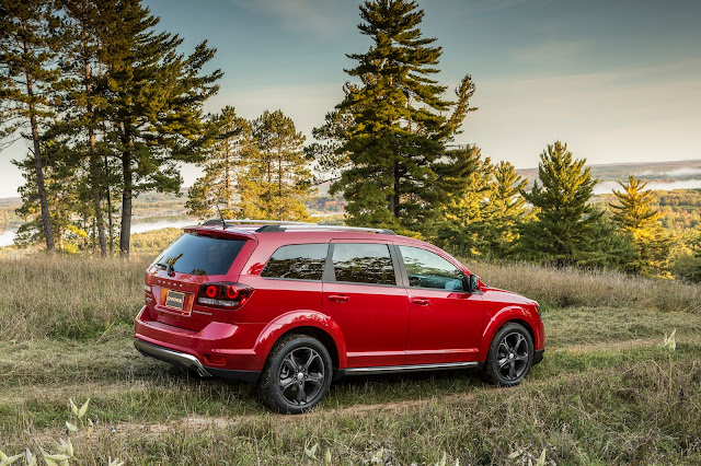 2016 Dodge Journey Crossroad Plus side 7/8 view Side 7/8 view of 2016 Dodge Journey Crossroad Plus