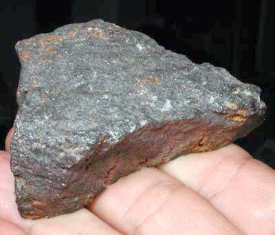 Камень горной породы, похожий на метеорит