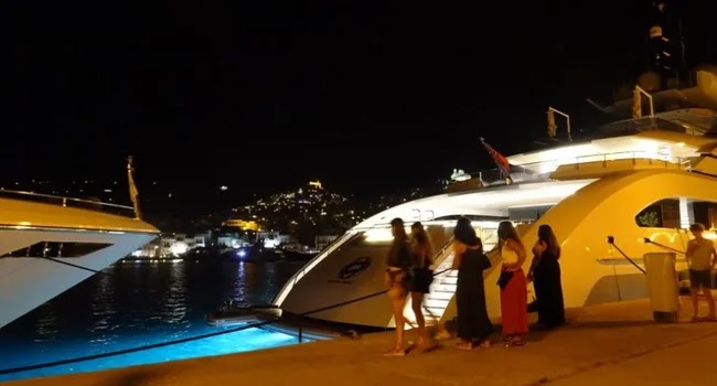 Σύρος: Πλωτό θηρίο που κόβει την ανάσα αξίας 820.000.000 ευρώ (βίντεο) Σύρος: Πλωτό θηρίο που κόβει την ανάσα αξίας 820.000.000 ευρώ (βίντεο)