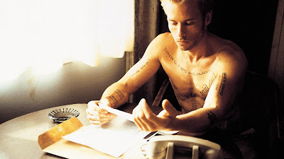 Guy Pearce #01 - Memento (2000)