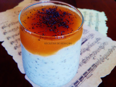Mousse de Chia, Maca e Banana com Coulis de Pessego