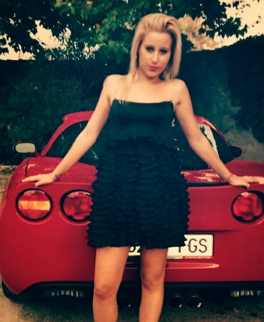 Chica guapa Cádiz: sexy amateur rubia andaluza en un Corvette, fotos de Vicky. Hermosa gaditana en un coche deportivo. La chica guapa 1x2