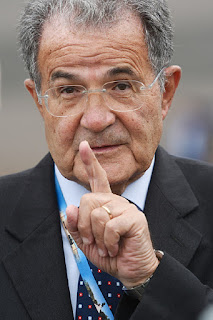 ROMANO PRODI, NÉ LE 9 AOÛT 1939 À SCANDIANO, EST UN ÉCONOMISTE ET HOMME POLITIQUE ITALIEN, MEMBRE DU PARTI DÉMOCRATE (PD).