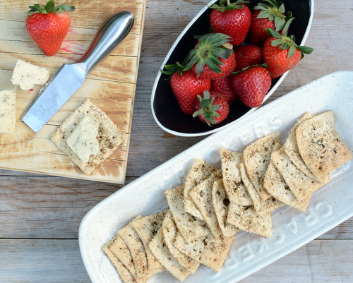 Herbed Saltines ♥ KitchenParade.com, semi-homemade crackers, easy and delicious. A contemporary take on Fannie Farmer's 'souffled crackers' and 'ice water crackers'.